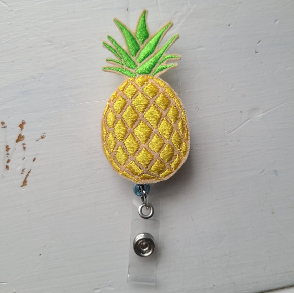 Pineapple badge reel, handmade embroidery - Picture 1 of 2